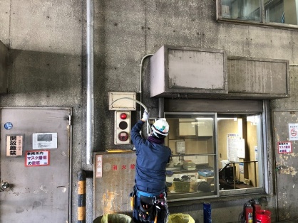 倉庫のエアコン取替電気工事
